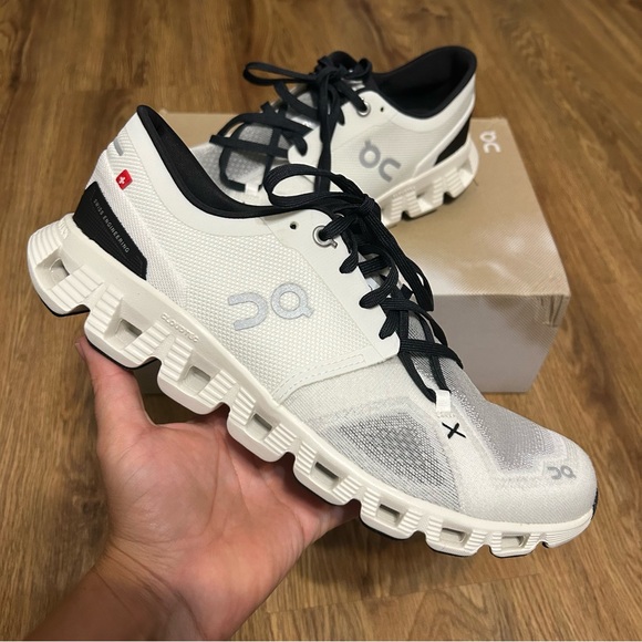 ON CLOUD X white black athletic running training shoes sneakers women’s 8.5 new - Picture 2 of 8